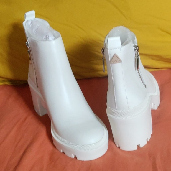 Gianni Bini white akle boot with heel Size 8.5 - Picture 3 of 4